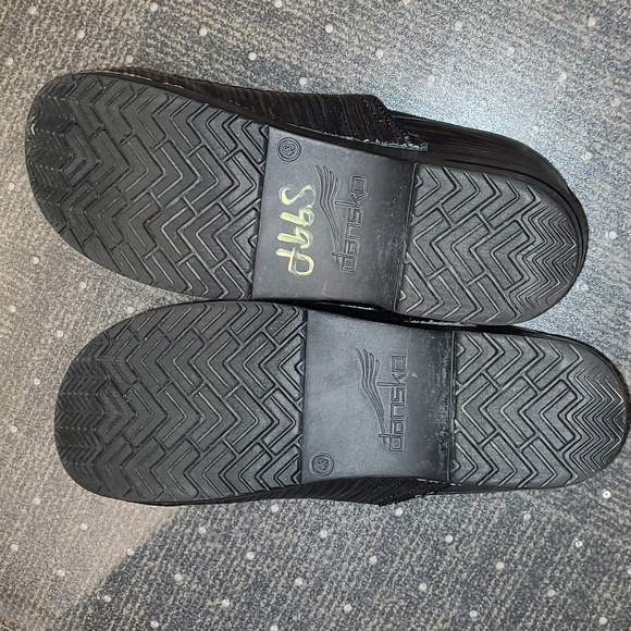 Pre-loved Size 43 dansko clog.  Pre-loved Size 43 dansko clog. - Picture 7 of 10